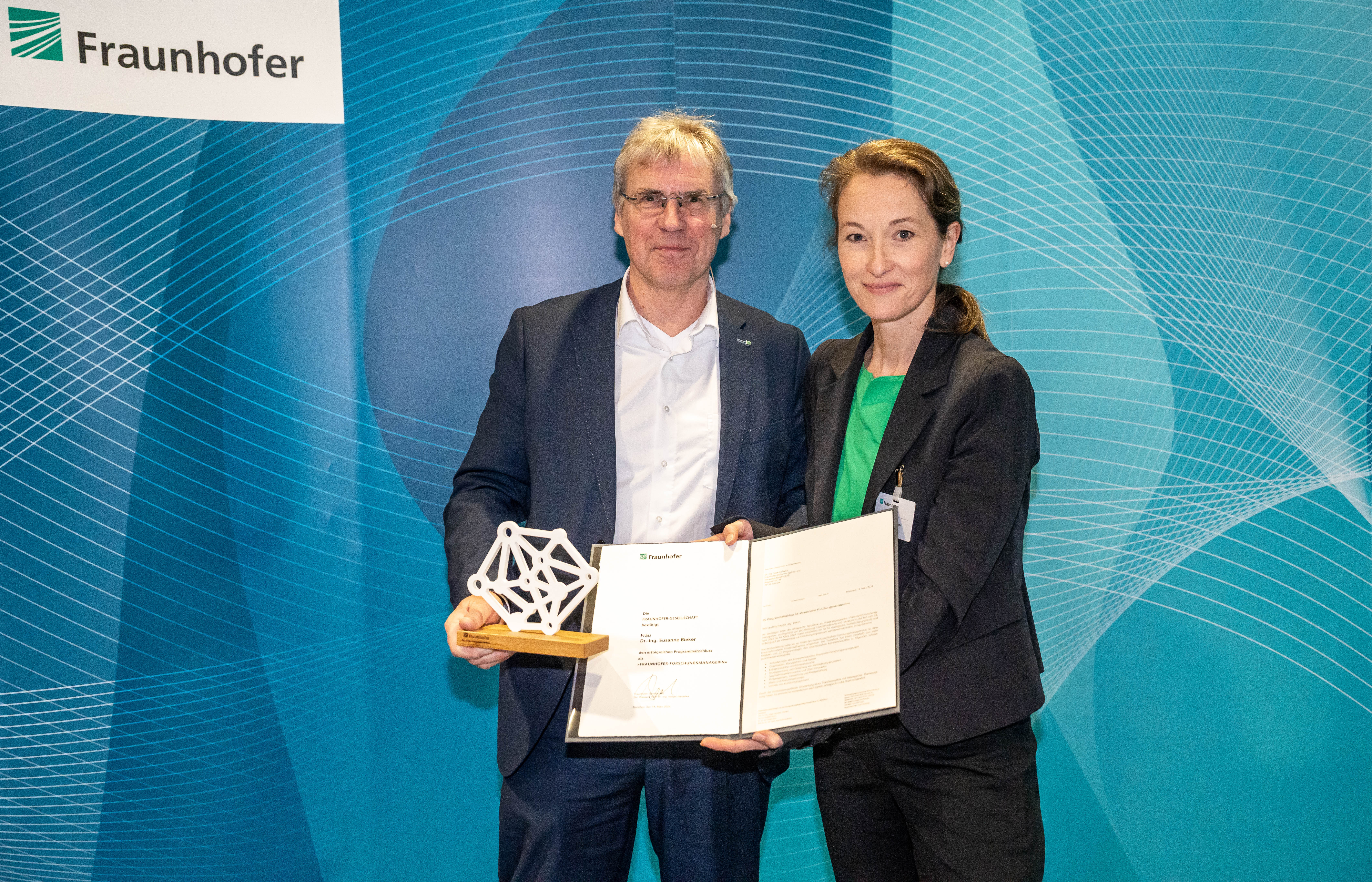 Fraunhofer President Prof.  Hanselka presented Dr. Bieker with the certificate and statue of the Forschungsmanager (Research Management) Program.