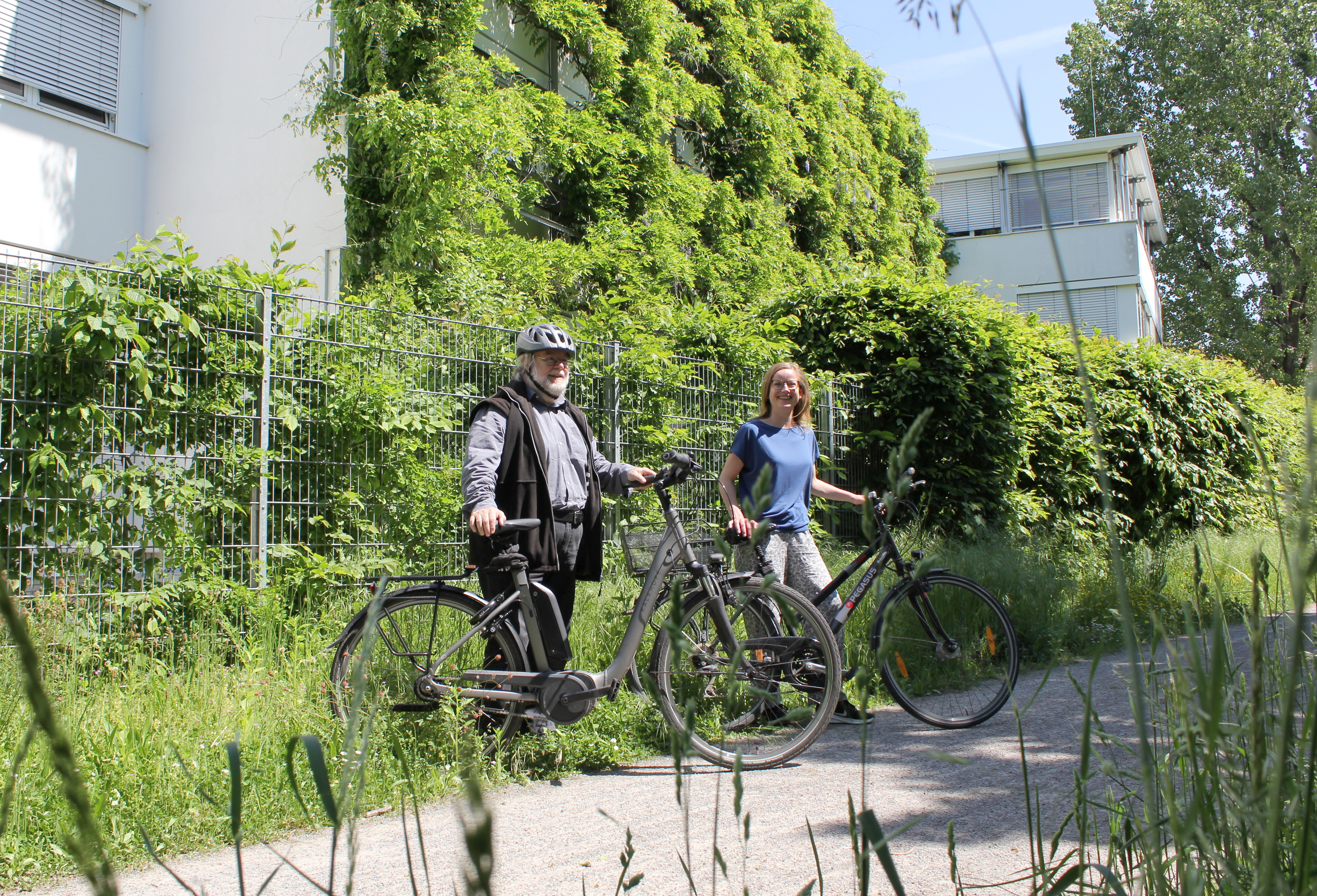 ISI-Nachhaltigkeitsbeauftrage 2022 Die Nachhaltigkeitsbeauftragten schätzen die grüne Nachbarschaft des Instituts in der Karlsruher Waldstadt.