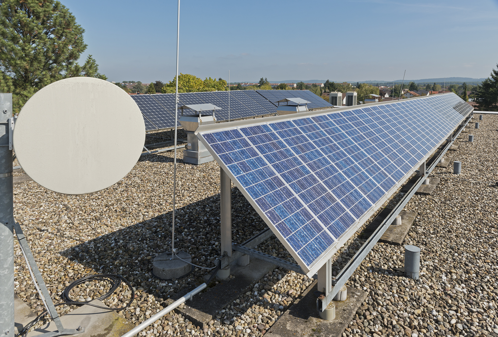 In den 90er-Jahren brachte der Verein »ISI Power«, eine Initiative von Mitarbeitenden, eine Photovoltaik-Anlage aufs Institutsdach. In den 90er-Jahren brachte der Verein »ISI Power«, eine Initiative von Mitarbeitenden, eine Photovoltaik-Anlage aufs Dach des Fraunhofer ISI.