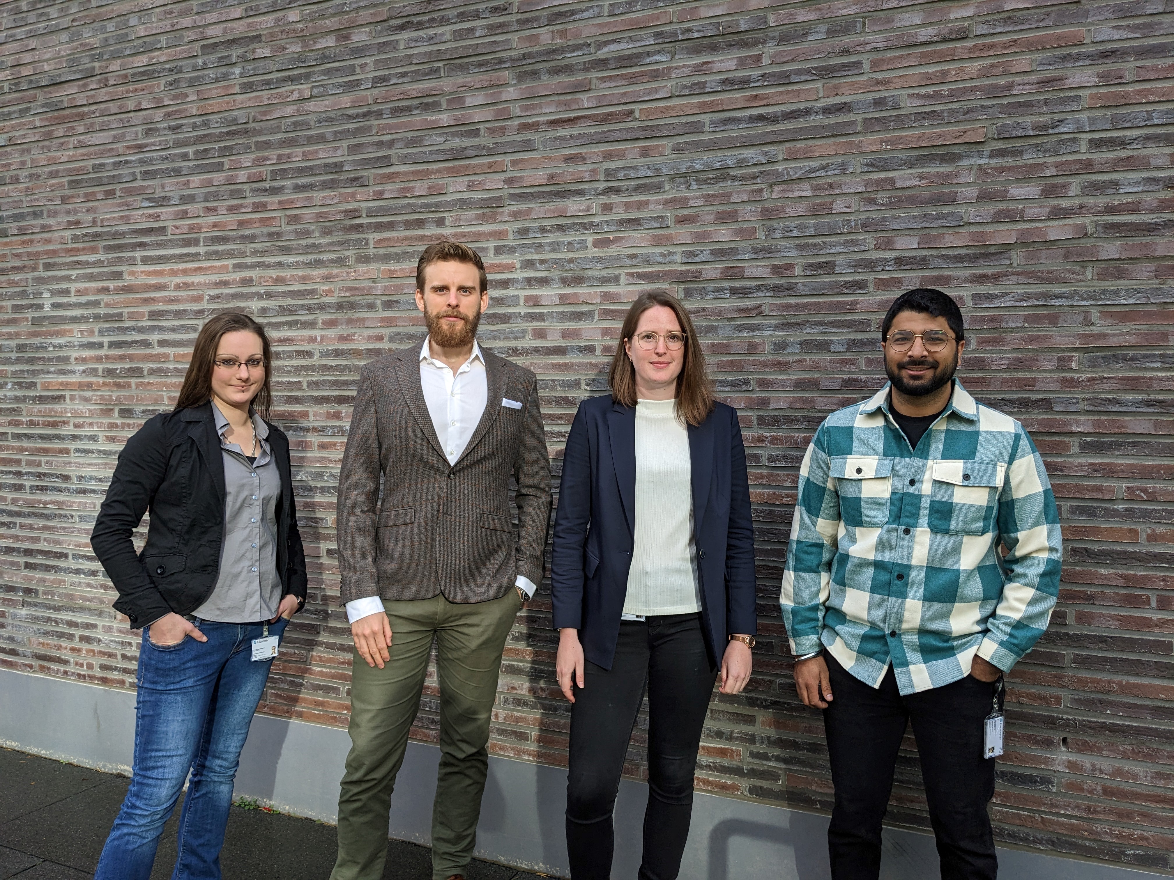 Neue MA JIH Die neuen Mitarbeitenden im Joint Innovation Hub: Malena Brockschmidt, Lars Wolf, Katharina Wood und Deepak Kumar (v.l.n.r.)